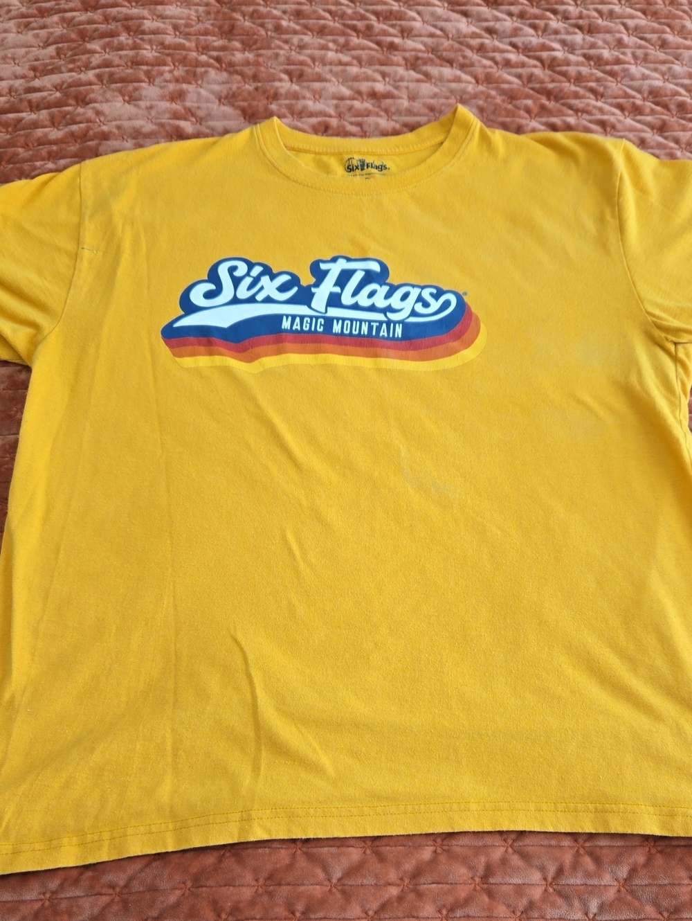 Mens Yellow Six Flags/ Magic Mountain Graphic Tee XL Great Cond.